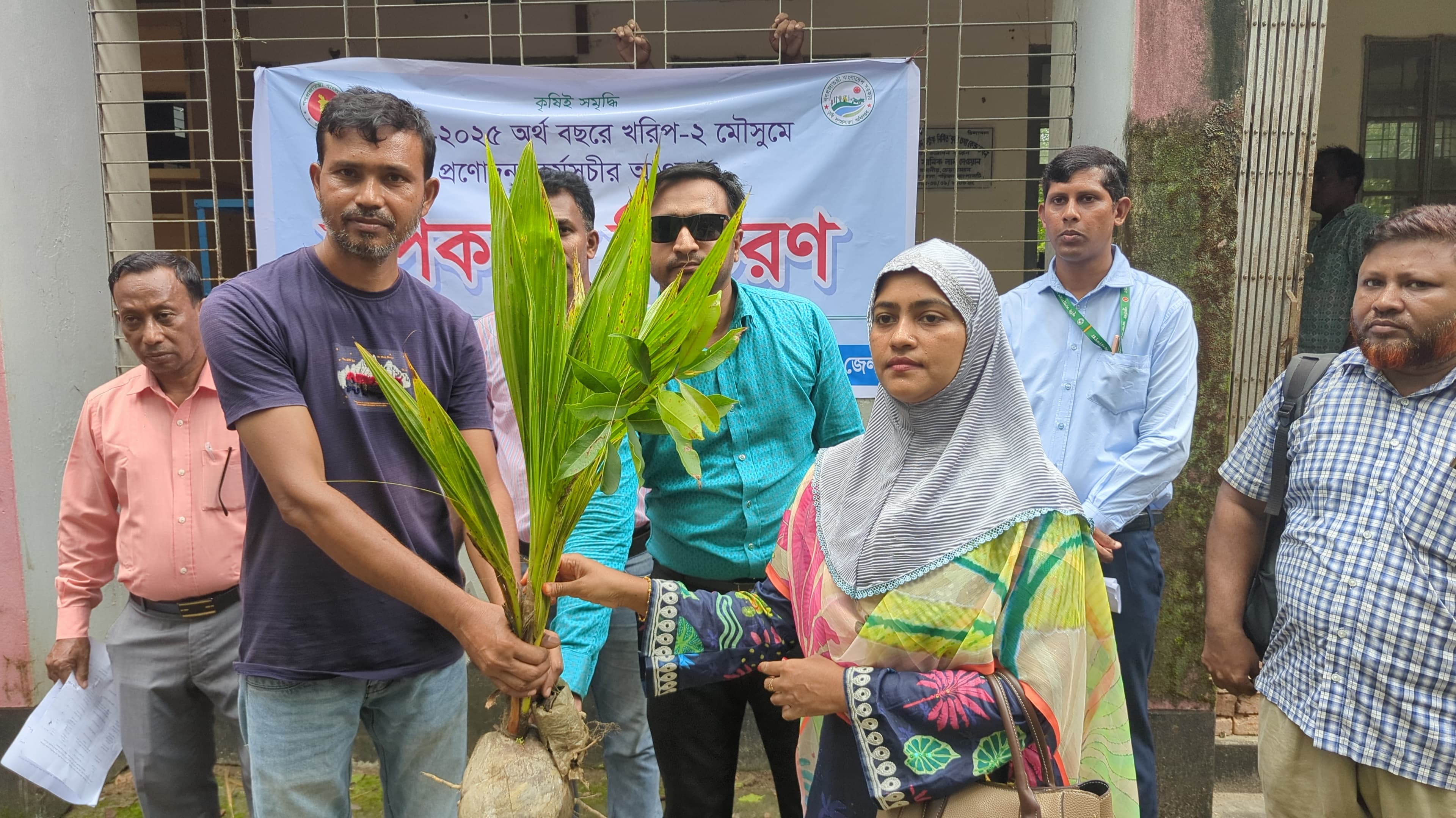 রাঙ্গামাটিতে কৃষি প্রণোদনায় গাছের চারা বিতরণ করল উপজেলা কৃষি বিভাগ